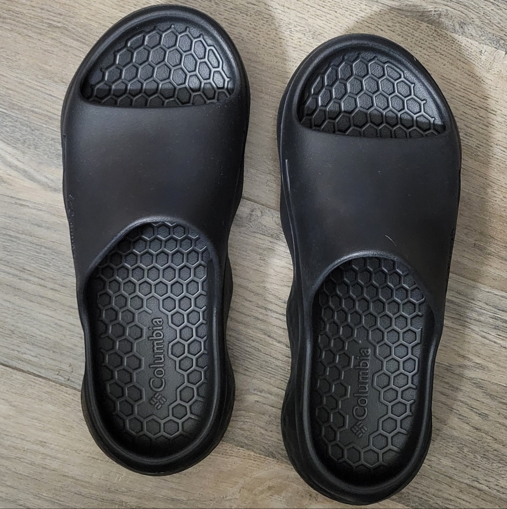 Columbia Black Unisex Slide Sandals - Textured Footbed. Men Size 7/Women Size 9
